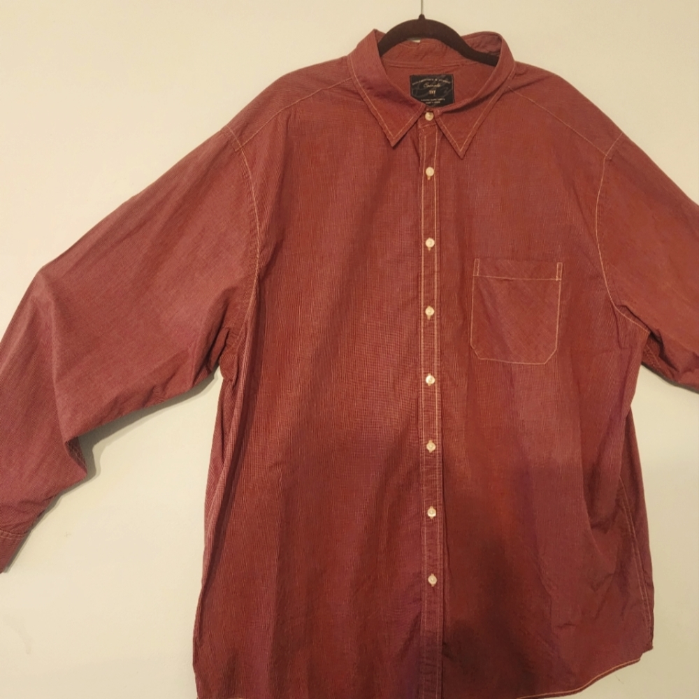 Roundtree Casual button down shirt..color Red / White